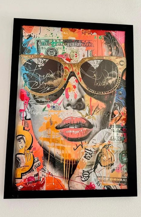 Cadre du tableau Spectre Urbain accroché au mur : portrait de femme graffiti multicolore en cadre noir, style street art