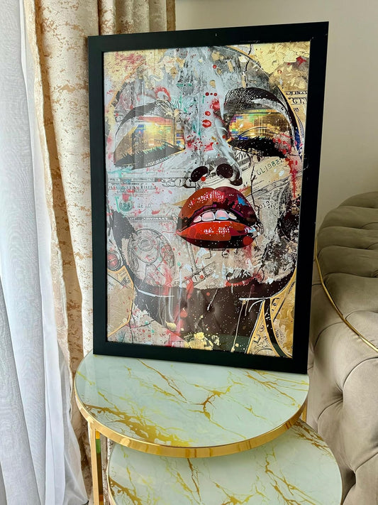 Tableau Audience Fragmentée encadré sur une table d'appoint en marbre doré, placé devant un canapé beige et rideau, portrait pop art de femme multicolore style street art