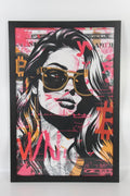 Tableau Crypto Couture sur fond blanc : portrait pop art de femme en lunettes de soleil et billets de banque, cadre noir, couleurs vives, style street art