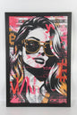 Tableau Crypto Couture sur fond blanc : portrait pop art de femme en lunettes de soleil et billets de banque, cadre noir, couleurs vives, style street art
